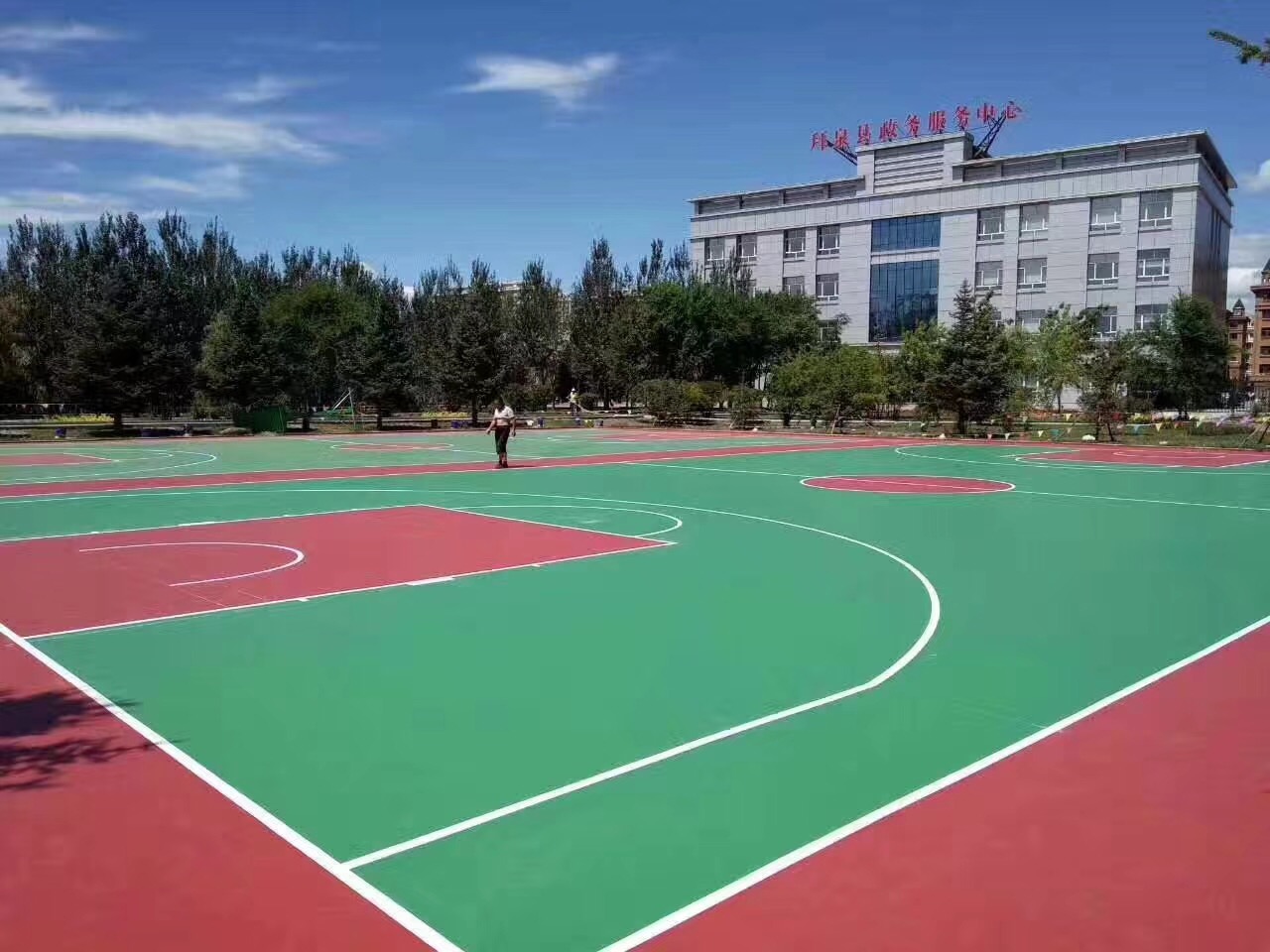 天博体育荆门市学校混合型全塑跑道施工案例(图1)