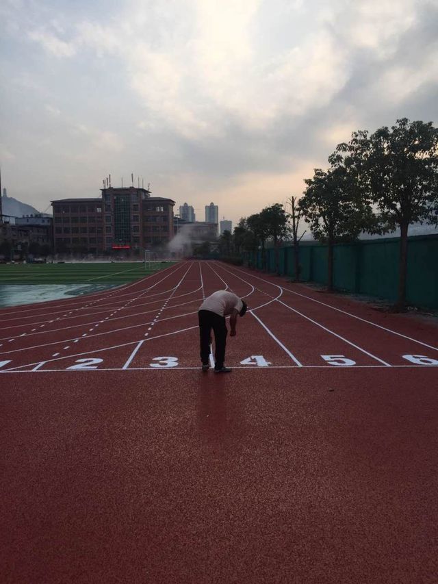 天博tb综合体育广东塑胶跑道厂家丨全塑型自结纹塑胶跑道里是什么材料你清楚吗？(图2)